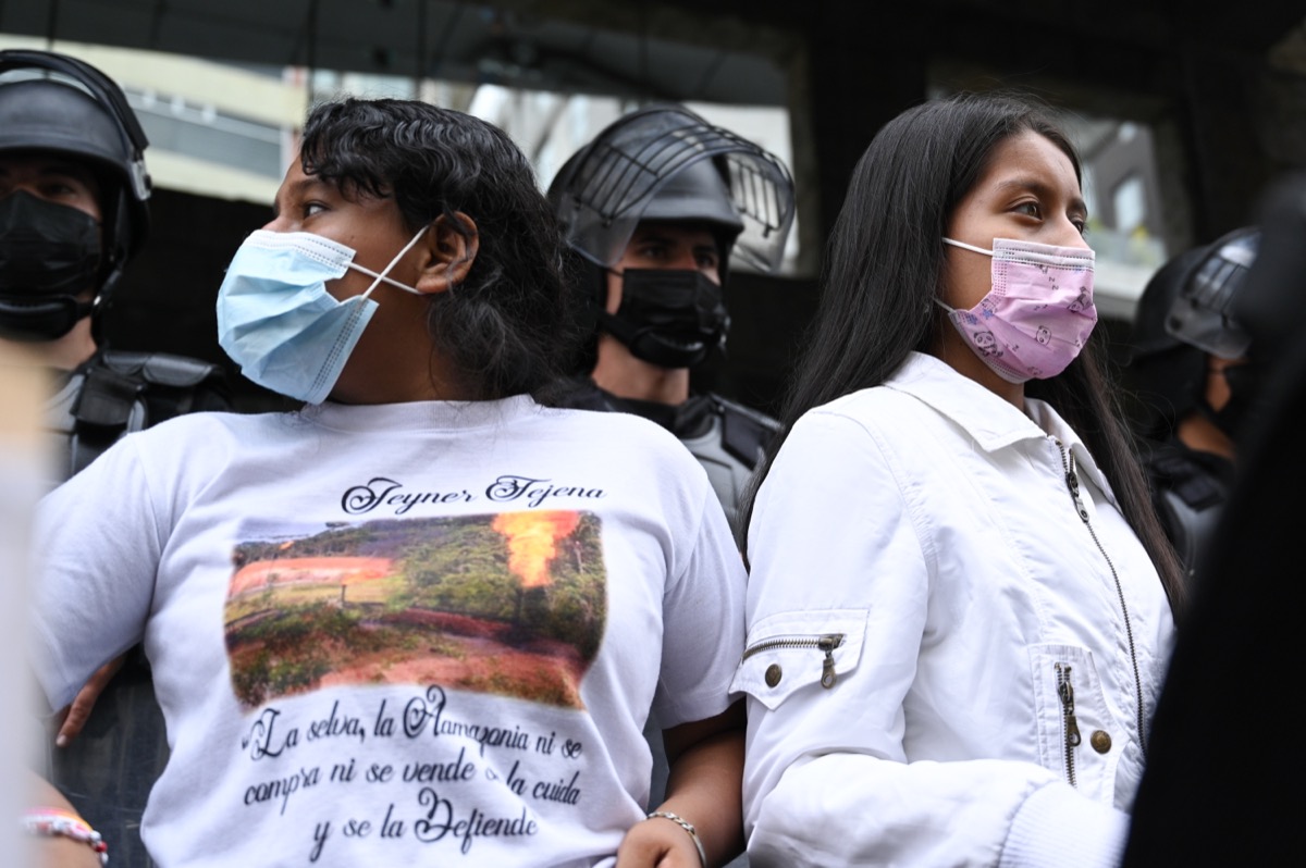 Negen Ecuadoraanse tienermeisjes staan op tegen staat en olie-industrie